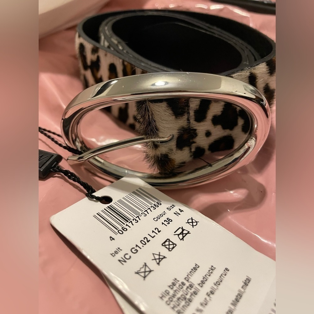Marc cain cowhide belt.